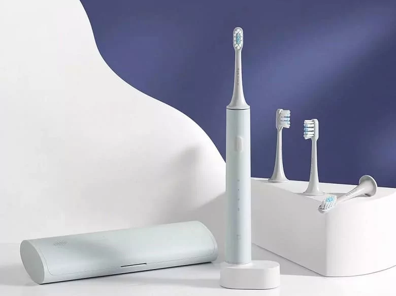 Электронная зубная щётка с насадками