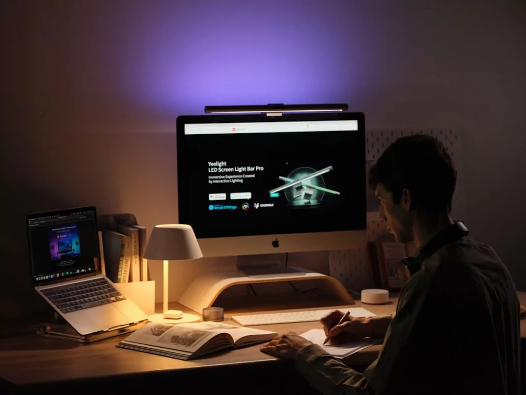 Yeelight LED Monitor Light Bar Rechargeable в интерьере комнаты