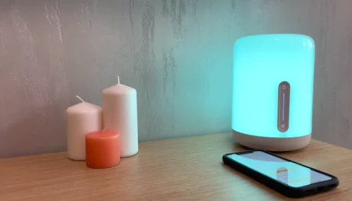 Лампа Mi Bedside Lamp 2 на прикроватной тумбе