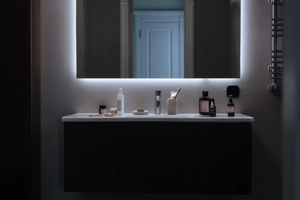 Подсветка из светодиодной ленты вокруг зеркала в ванной